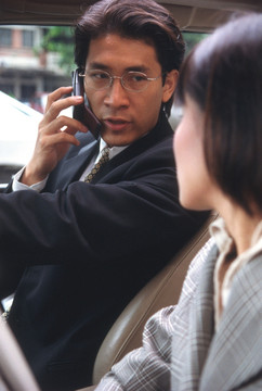 男性高管在手机上谈手机