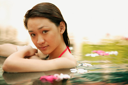 在游泳池里的女人