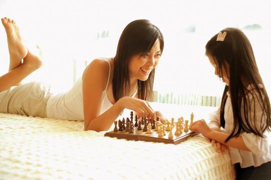 母女在卧室下棋