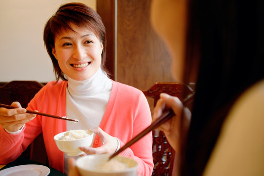 年轻女子在一家中国餐馆吃饭