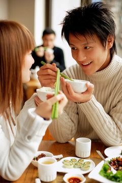 商务男女在餐馆吃饭