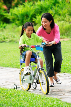 女儿骑自行车