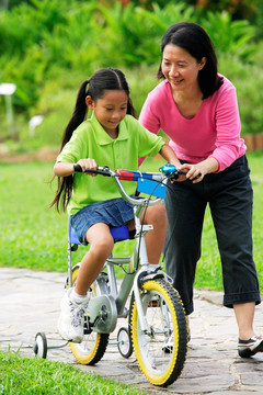 年轻女孩骑自行车