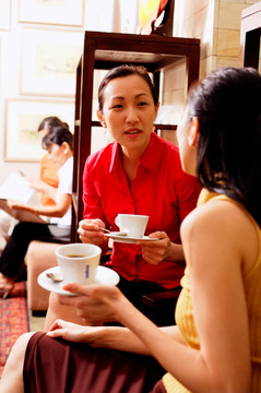 坐着喝咖啡聊天的商务女人