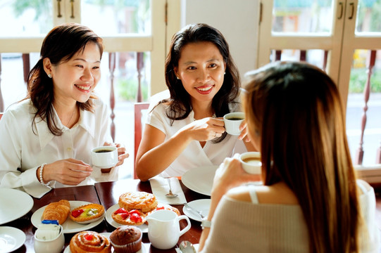 三个女人在咖啡馆喝茶