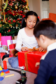 孩子们打开圣诞礼物