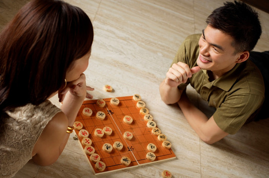 夫妇玩中国象棋