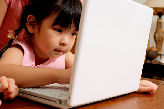 小女孩使用笔记本电脑