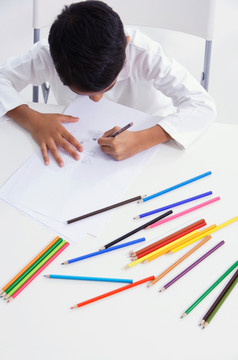 男孩用彩色铅笔
