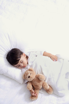 男婴与泰迪熊睡觉