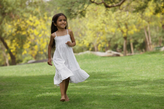 小女孩在公园里跑步