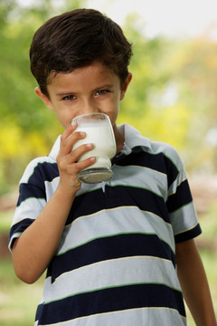 喝牛奶的男孩