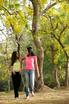 两个少女在树林里散步