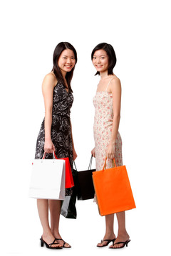 两个年轻妇女拎着购物袋