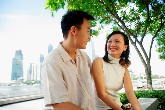 年轻夫妇坐在一起