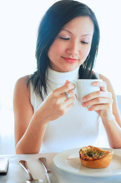 年轻女子拿着咖啡杯