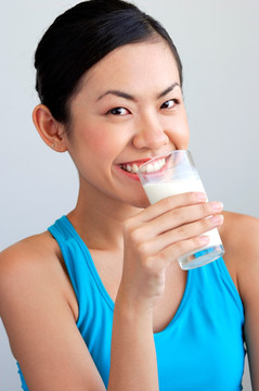 女人喝杯牛奶