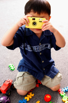 玩玩具相机的小男孩