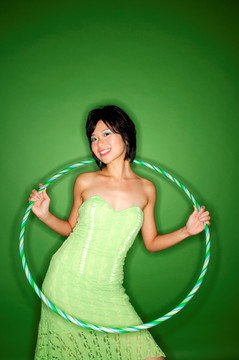 绿色吊带裙的女人