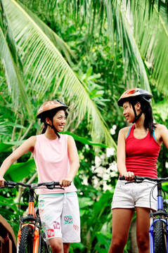 两个骑自行车的女人
