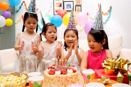 四个女孩庆祝生日