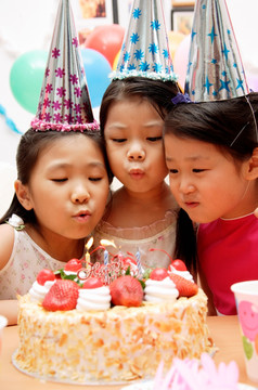 三个女孩庆祝生日