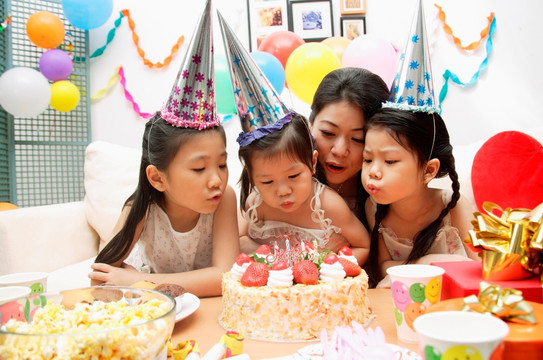 母亲带着三个女孩庆祝生日