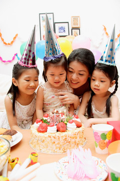 母亲带着三个女儿庆祝生日