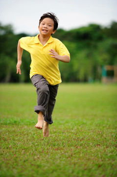 男孩在草地上奔跑