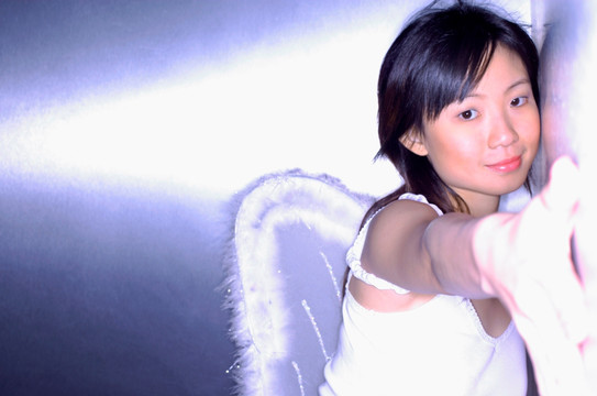年轻女子戴着天使的翅膀