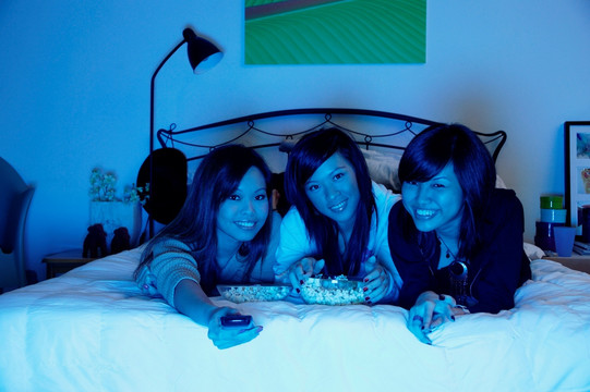 三个女孩在卧室