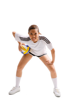 年轻女子弯腰抱着排球