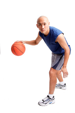 年轻男子篮球运球