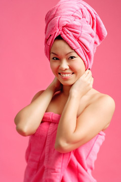 女人裹着粉红色毛巾