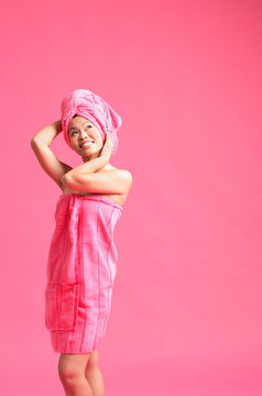 女人裹着粉红色毛巾