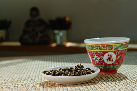 静物与中国茶杯和盘子