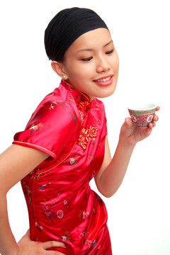端中国茶杯的年轻女子