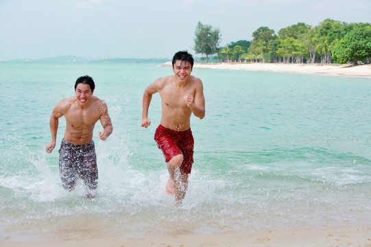 两个男人沿着海滩跑