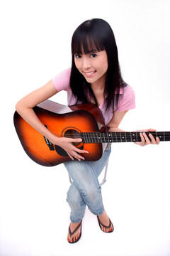 年轻女子带着吉他