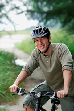 骑自行车的人微笑
