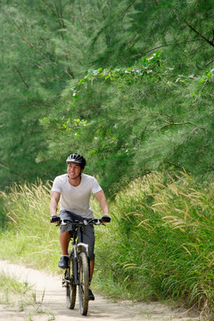 自然道路上的人骑自行车