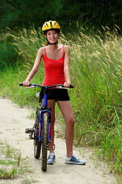 女子站在自行车上