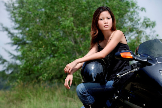 年轻女子骑摩托车