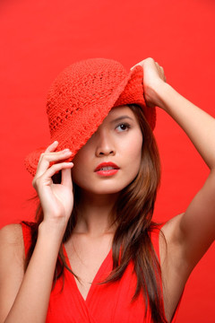 穿红帽子的女子