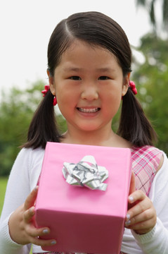 女孩举行粉红色包装礼品盒