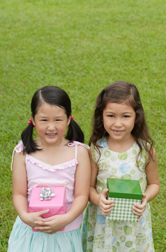 两个女孩带着礼品盒