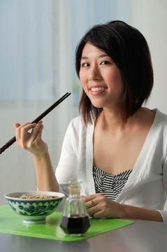 年轻女子用筷子
