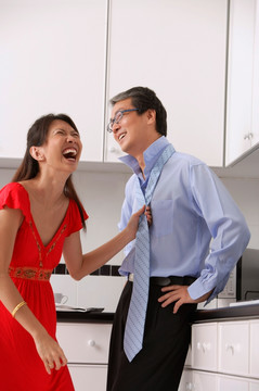 男人和女人在厨房里