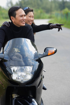 男人和女人骑摩托车