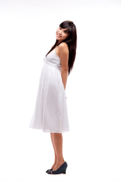少女穿着白色连衣裙